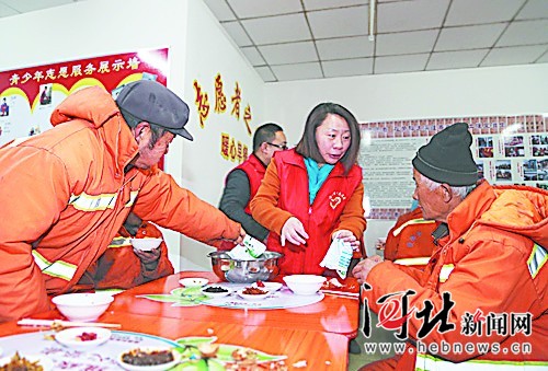 黄骅汇聚爱心温暖环卫工人（图）