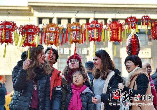 石家庄“洋学生”感受中国年味（图）