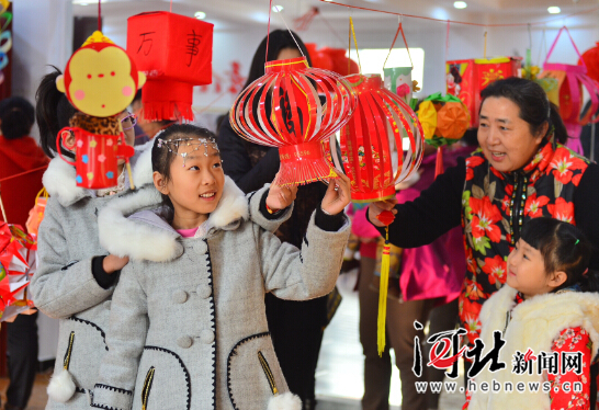 2月21日，在石家庄市新华区西苑街道办广源路便民服务中心，市民正在猜灯谜。