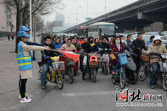 石家庄首个文明交通日500名志愿者街头“执勤”（图）