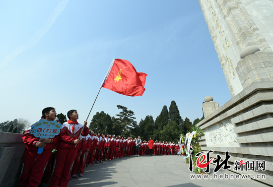 南宫市第一小学学生在冀南烈士陵园缅怀先烈（图）