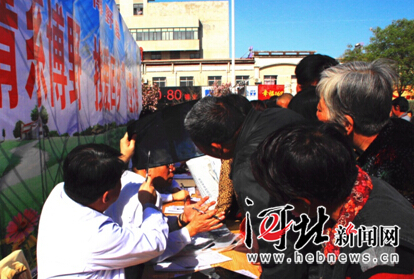 4月8日,博野县邀请了24名博野籍的医院专家为父老乡亲们进行义诊。 4月8日,博野县邀请了24名博野籍的医院专家为父老乡亲们进行义诊。