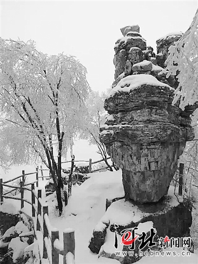 雪后的白石山银装素裹。