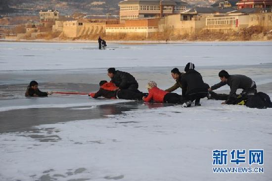 【中国网事·感动河北】张伟：红围巾搭起冰湖救人“生命链”