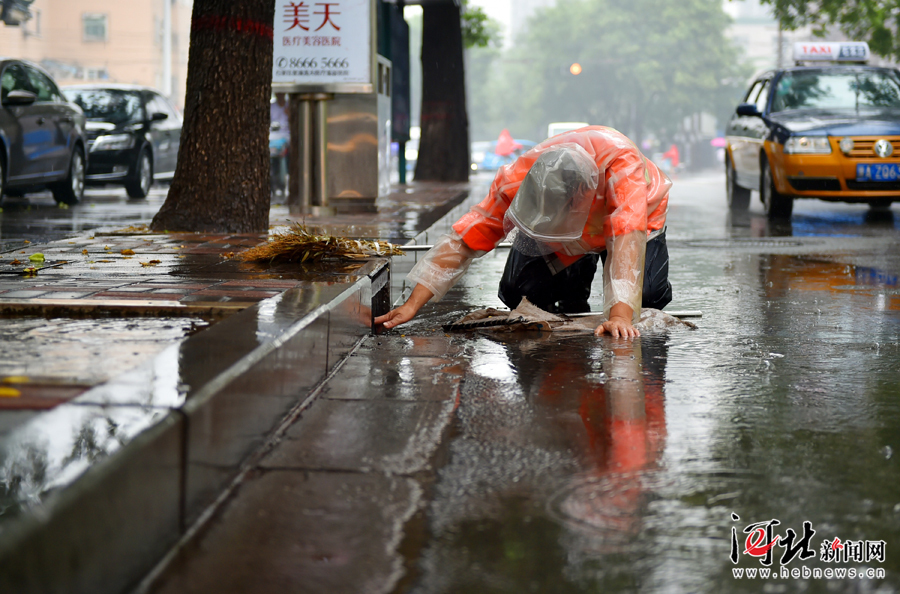 石家庄环卫工人跪在地上用手清理排水口