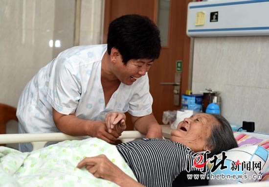 巨鹿县福缘居老年医养中心护工坚守岗位陪伴老人