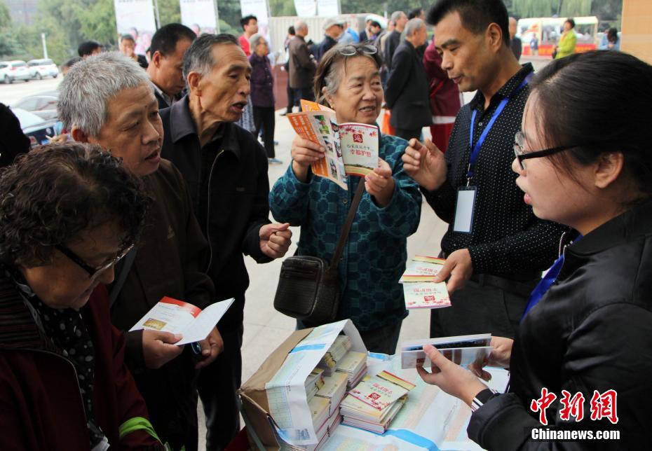 重阳节石家庄中老年相亲会现场火爆（组图）