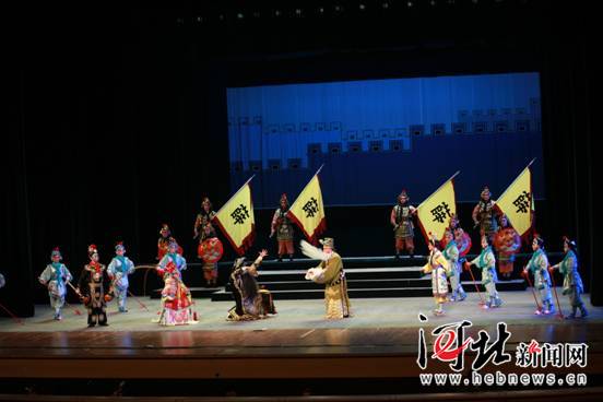 90后主演蒲剧《洗雪铁丘坟》 帽翅功惊艳全场