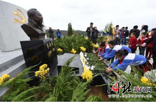 10月24日，当地小学生为李保国铜像献花。