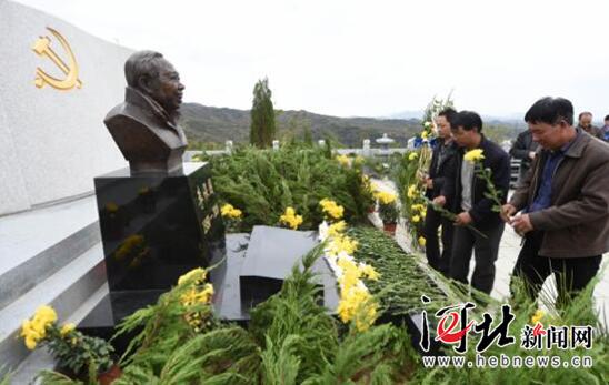 10月24日，当地群众为李保国铜像献花。