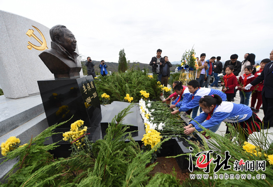 李保国骨灰安放暨铜像揭幕仪式举行 纪念馆选址已经完成