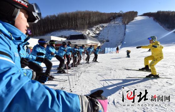 12月10日,培训师正在张家口市崇礼区一滑雪场内培训保定狼牙山滑雪场教练。 12月10日,培训师正在张家口市崇礼区一滑雪场内培训保定狼牙山滑雪场教练。